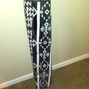 NWT Rare Victoria's secret pink Aztec 5ft area rug